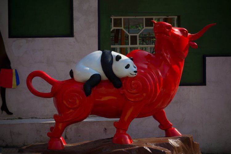 趴在牛背上的熊猫雕塑 玻璃钢动物雕塑