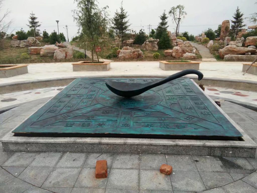 铸铜古代指南针雕塑厂家