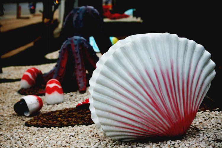 选择贝壳雕塑材质时，如何平衡艺术效果与成本预算之间的关系