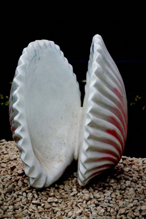  小型贝壳雕塑与大型贝壳雕塑在材质选择上有哪些差异