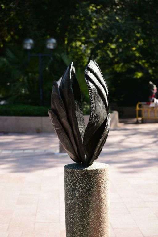 贝壳雕塑若用于户外展示，选择材质时需重点考虑哪些耐候性因素