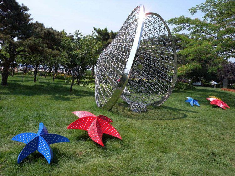 贝壳与金属材料结合创作雕塑时，如何处理两者的连接与质感协调问